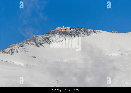 Erzherzog-Johann-Hütte unter blauem Himmel, höchste Zuflucht Österreichs, von Kaiser-Franz-Josefs Höhe aus gesehen Stockfoto