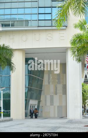 MIAMI, FLORIDA - 12. JUNI: Die Bewohner der Wilkie D. Ferguson Jr. US Courthouse, wo der ehemalige Präsident Donald Trump am 12. Juni 2023 in Miami, Florida, erscheinen soll. Der ehemalige US-Präsident Donald Trump's soll wegen 37 Bundesanklagen angeklagt werden, als Teil der Untersuchung des Sonderanwalts Jack Smith über Trumps Umgang mit Verschlusssachen. Zu den Anklagen gehören Verstöße gegen das Spionage-Gesetz, falsche Aussagen und Verschwörung in Bezug auf seine unsachgemäße Handhabung von geheimen Materialien nach dem Ausscheiden aus dem Amt. Trump hält sich weitestgehend an seiner republikanischen Basis fest Stockfoto