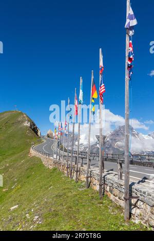 Blick auf die Großglockner High Alpine Road in Richtung Fuschertörl, eine Reihe von Flaggen Stockfoto