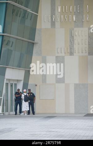 MIAMI, FLORIDA - JUNI 12: Strafverfolgungsbeamte betreten die Wilkie D. Ferguson Jr. US Courthouse, wo der ehemalige Präsident Donald Trump am 12. Juni 2023 in Miami, Florida, erscheinen soll. Der ehemalige US-Präsident Donald Trump's soll wegen 37 Bundesanklagen angeklagt werden, als Teil der Untersuchung des Sonderanwalts Jack Smith über Trumps Umgang mit Verschlusssachen. Zu den Anklagen gehören Verstöße gegen das Spionage-Gesetz, falsche Aussagen und Verschwörung in Bezug auf seine unsachgemäße Handhabung von geheimen Materialien nach dem Ausscheiden aus dem Amt. Trump hält sich im Großen und Ganzen an seinen republikanischen Bas fest Stockfoto