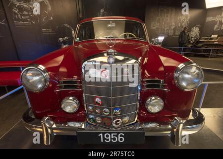 Automobilausstellung im Besucherzentrum Kaiser-Franz-Josefs Höhe, Oldtimer, rot, frontal Stockfoto