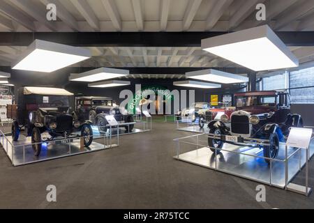 Automobilausstellung im Kaiser-Franz-Josefs Höhe Visitor Center, sechs Oldtimer in einer Halle. Stockfoto