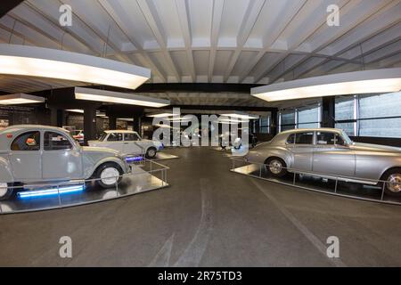 Automobilausstellung im Kaiser-Franz-Josefs Höhe Visitor Center, mehrere Oldtimer in einem Raum. Stockfoto