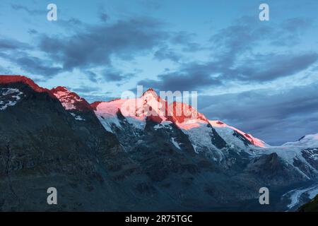 Großglockner mit Glockner-Gruppe bei Sonnenaufgang, Alpenglow Stockfoto