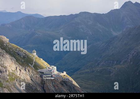 Kostenloses Wanddeck, Parkhaus, Kaiser-Franz-Josefs-Höhe Besucherzentrum, Gletscherseilbahn und Wilhelm Swarovski Observatorium vom Gamsgrube aus gesehen. Stockfoto