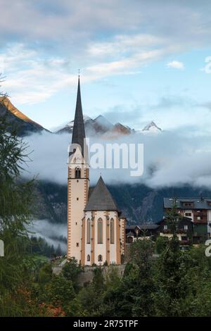 Pfarrkirche St. Vinzenz, Heiligenblut am Großglockner, Morgen nach Regen, Wolken Stockfoto
