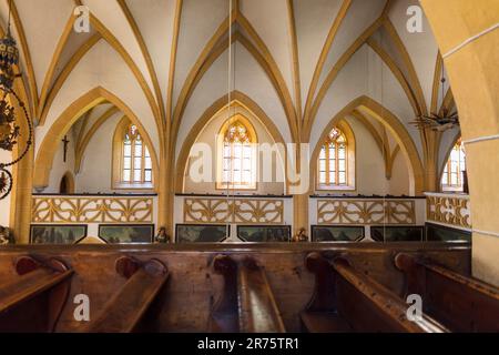 Pfarrkirche St. Vincent, Innenansicht, Heiligenblut am Großglockner, Blick zum Seitengang Stockfoto