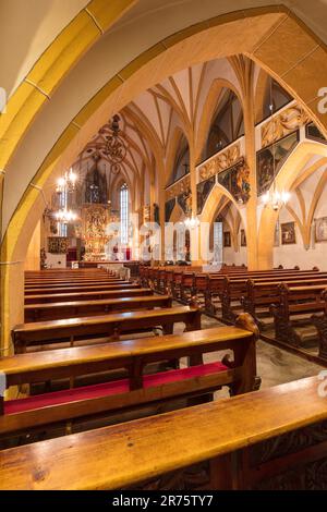 Pfarrkirche St. Vincent, Innenansicht, Heiligenblut am Großglockner, Blick von der Seite zum Altar Stockfoto