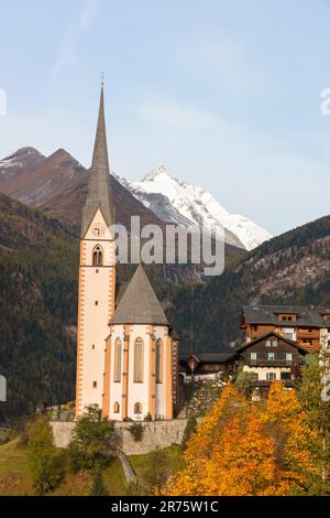 Pfarrkirche St. Vinzenz, Heiligenblut am Großglockner, Tag, Herbst, gutes Wetter Stockfoto