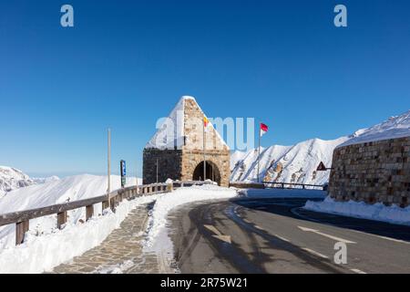 Fuschertörl, Tor, Großglockner Hochalpenstraße, blauer Himmel mit Schnee Stockfoto