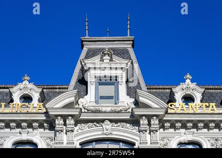 Oviedo, Asturien, Spanien - 12. Februar 2023: Das Santa Lucia Building aus einem niedrigen Blickwinkel. Die Fassade zeigt komplexe architektonische Details und Stockfoto