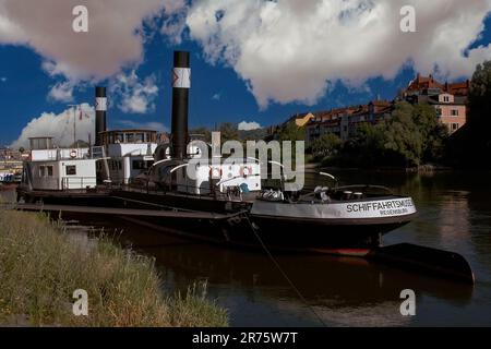 Historischer Dampflehrer Ruthof an der Donau in Regensburg, Bayern. Ruthof wurde 1923 erbaut und ist heute eine der wichtigsten Ausstellungen des Regensburger Museums für Donauschifffahrt oder des Donau-Schiffahrts-Museums. Stockfoto