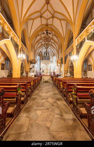 Pfarrkirche St. Vincent, Inneneinrichtung, Heiligenblut am Großglockner, Blick auf den Altar, festlich dekoriert, Kronleuchter, Erntedankfest Stockfoto