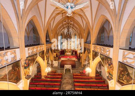 Pfarrkirche St. Vincent, Inneneinrichtung, Heiligenblut am Großglockner, Blick von Galerie zu Altar, Eingang zur Krypta, festlich dekoriert, Kronleuchter, Erntedanksgiving Stockfoto