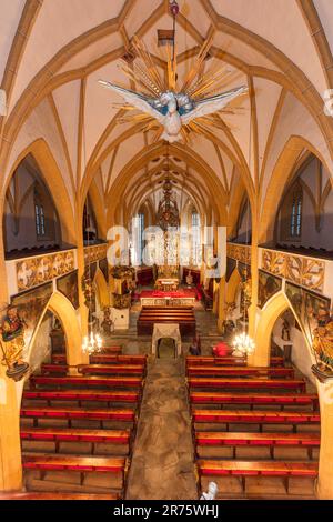 Pfarrkirche St. Vincent, Innenansicht, Heiligenblut am Großglockner, Blick von der Galerie auf den Altar, Eingang zur Krypta Stockfoto