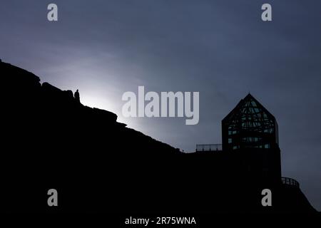 Wilhelm Swarovski Observatorium in einer Vollmondnacht scheint der Mond über den Rand mit Kaiser Franz Josef Statue, Blue Hour, Stockfoto