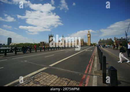 LONDON, GROSSBRITANNIEN, Westminster Palace und Big Ben und Verkehr auf Westminster Bridge Stockfoto