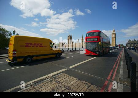 LONDON, GROSSBRITANNIEN, Westminster Palace und Big Ben und Verkehr auf Westminster Bridge Stockfoto