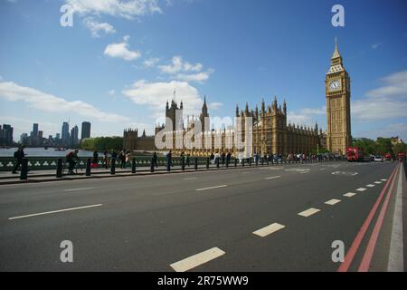 LONDON, GROSSBRITANNIEN, Westminster Palace und Big Ben und Verkehr auf Westminster Bridge Stockfoto