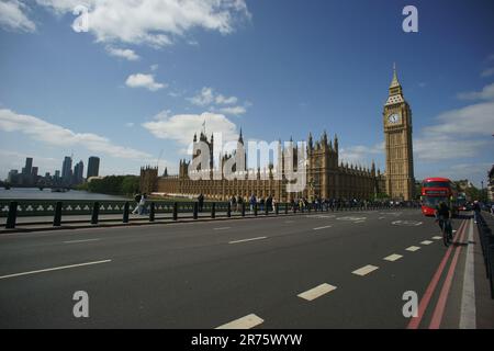 LONDON, GROSSBRITANNIEN, Westminster Palace und Big Ben und Verkehr auf Westminster Bridge Stockfoto
