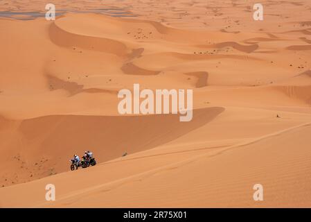 Motorradfahrer, die in der Wüste Erg Chebbi in der Nähe von Merzouga, Marokko, unterwegs sind Stockfoto