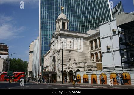 Das Victoria Palace Theater - Blick nach oben mit den Glasbüros im Hintergrund, London, Großbritannien Stockfoto