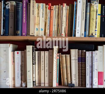 Bücher und CDs auf einem Bücherregal Stockfoto