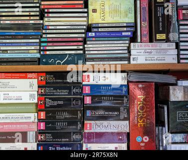 CDs und DVDs auf einem Bücherregal Stockfoto