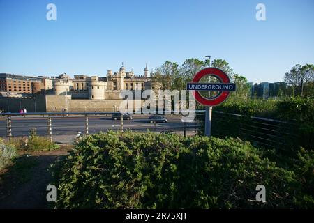 Turm und Burgmauern - Blick auf den Tower of London City of London Ameisenröhre - England GB GB EU Europa Stockfoto