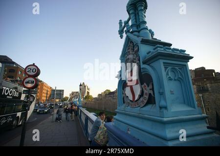 Detail von einem Lampenpfosten auf der Tower Bridge mit der Brücke dahinter im Hintergrund Stockfoto