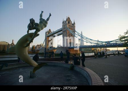 Mädchen mit Delfinbrunnen (1973) des englischen Künstlers David Wynne - Tower Bridge, London, England Stockfoto