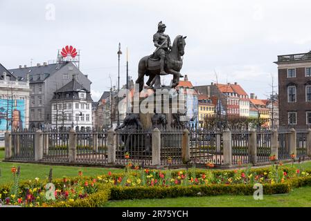 Reiterstatue von König Christian V. auf Nytorv, dem größten Platz in der Innenstadt von Kopenhagen, Dänemark Stockfoto