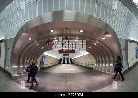Ein Blick aus der Fischaugenlinse auf das Zwischengeschoss der letzten Haltestelle der U-Bahn Nr. 7 und ein Spaziergang zum Ausgang der 34. Street Hudson Yards. In New York City. Stockfoto