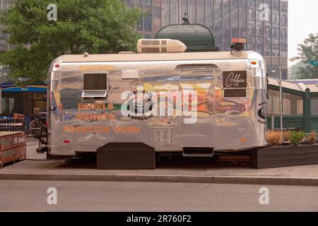 Ein Kaffeewagen auf dem Astor Place, ein umgebauter Airstream Silver Trailer. Am Astor Place im East Village in der Nähe der U-Bahn-Station. Im 2023. Stockfoto