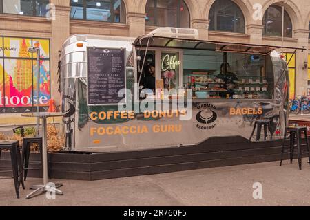 Ein Kaffeewagen auf dem Astor Place, ein umgebauter Airstream Silver Trailer. Am Astor Place im East Village in der Nähe der U-Bahn-Station. Im 2023. Stockfoto