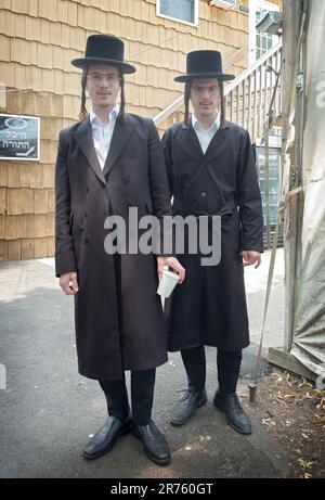 Positives Porträt chassidischer orthodoxer jüdischer Zwillingsbrüder, die Studenten in Monsey New York sind, 2023. Stockfoto