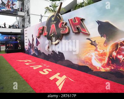 Los Angeles, USA. 12. Juni 2023. Die Atmopshere trifft bei den Warner Bros. Ein DIE FLASH Los Angeles Premiere fand am Montag, den 12. Juni 2023, im Ovation Hollywood in Hollywood, Kalifornien, statt. (Foto: Sthanlee B. Mirador/Sipa USA) Guthaben: SIPA USA/Alamy Live News Stockfoto