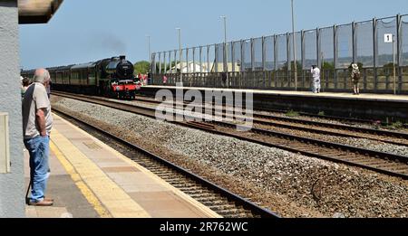 LMS Jubilee Klasse Nr. 45596 Bahamas durch den Bahnhof Dawlish Warren mit dem äußeren Abschnitt der South Devon Explorer Railtour. 27. Mai 2023 Stockfoto