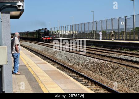 LMS Jubilee Klasse Nr. 45596 Bahamas durch den Bahnhof Dawlish Warren mit dem äußeren Abschnitt der South Devon Explorer Railtour. 27. Mai 2023 Stockfoto