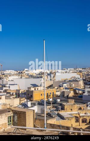 Ein malerischer Blick von der Dachterrasse eines alten Gebäudes in Mosta, Malta Stockfoto