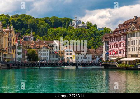 Toller Blick auf den türkisfarbenen Fluss Reuss mit den historischen Gebäuden am Flussufer, der Brücke Reussbrücke und dem Hotel Château Gütsch an der... Stockfoto