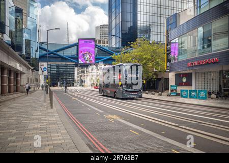Ein Doppeldeckerbus auf der Broad Street in Birmingham. Städtisches Stadtbild mit öffentlichen Verkehrsmitteln. Stockfoto