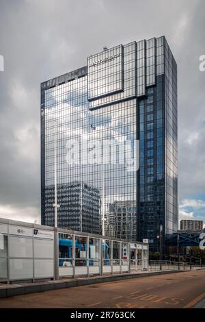 Fensterputzer stehen vor den schwindelerregenden Höhen des Hyatt Regency Hotels auf der Broad Street, Birmingham. Herrliches Hochhaushotel mit Glasfront. Stockfoto