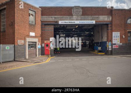 Außenansicht des National Express West Midlands Birmingham Central Garage. Zwei weibliche Mitarbeiter kommen aus dem Busdepot. Stockfoto