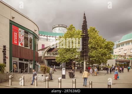 Einkaufsbummel im Bullring Shopping Centre, einem großen Einzelhandelsziel in Birmingham, Großbritannien. Stockfoto