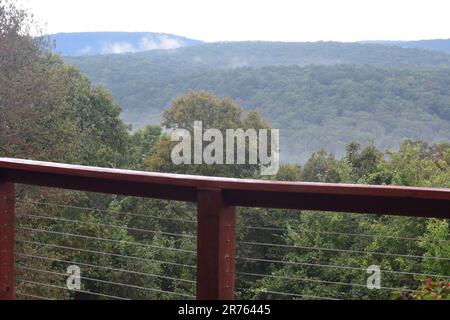 Blick von einer Hütte Veranda, beobachten Sie den Nebel, der aus den Tälern und dem Buffalo River in den Arkansas Bergen aufgeht. Stockfoto