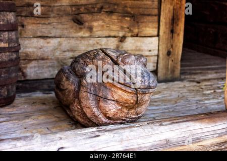 Echte, hübsche Krötenfigur aus Holz zum Entspannen für gute Laune Stockfoto