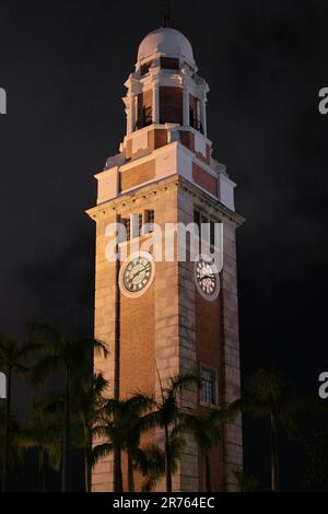 Kowloon, Hongkong - 2023. April: Der Uhrenturm Tsim Sha Tsui bei Nacht Stockfoto