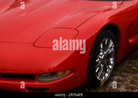 Izmir, Türkei - 3. Juni 2023: Nahaufnahme des geschlossenen ausklappbaren Scheinwerfers eines 2000 Chevrolet Corvette beim IZKOD Classic Car Meeting am Buca Pond Stockfoto