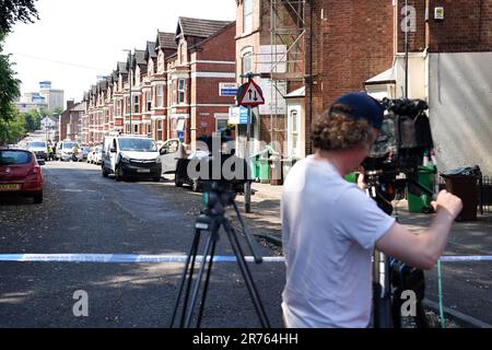 Ein weißer Lieferwagen hinter einer Polizeisperre an der Ecke Maples Street und Bentinck Road in Nottingham, wo drei Menschen in der Stadt tot aufgefunden wurden, was die Polizei als "schrecklichen und tragischen Zwischenfall" bezeichnete. Ein 31-jähriger Mann wurde wegen Mordverdachts verhaftet, nachdem zwei Menschen auf der Straße in Ilkeston Road kurz nach 4am Uhr am Dienstag tot aufgefunden wurden. Ein dritter Mann wurde tot in der Magdala Road aufgefunden, sagte die Polizei in Nottinghamshire. Weitere drei Personen sind im Krankenhaus, nachdem jemand versucht hat, sie in einem Van in der Milton Street zu überfahren, bei einem Zwischenfall, der nach Ansicht der Polizei zusammenhängt. Bilddatum: Di Stockfoto